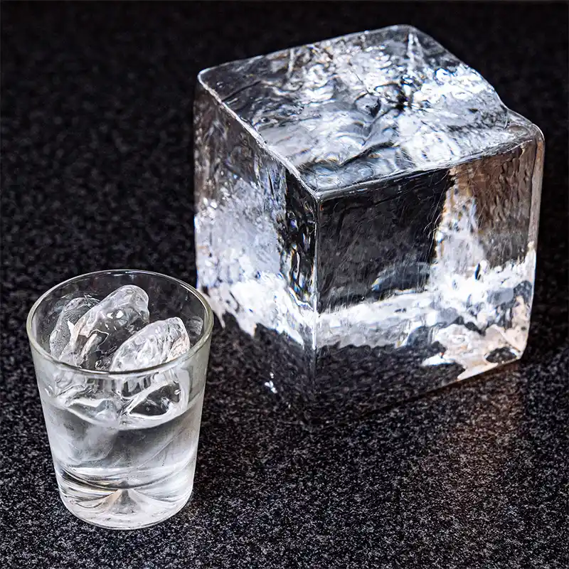 コップと氷（キューブ）